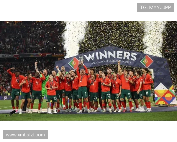 世界杯历史性时刻：阿根廷队时隔36年再次捧起冠军奖杯庆祝荣耀时刻